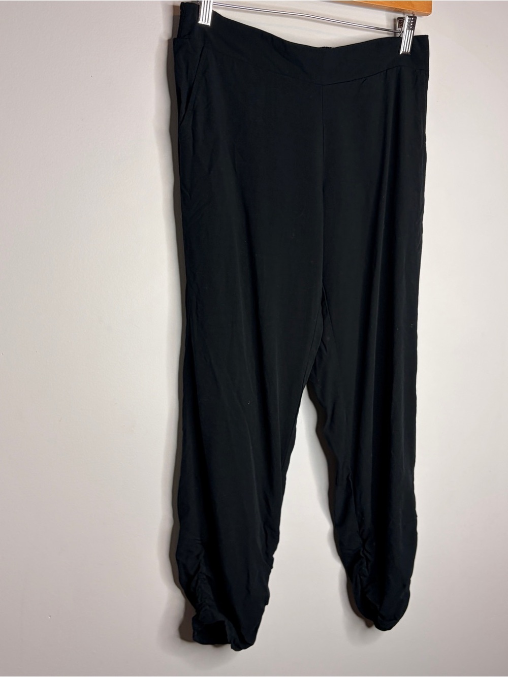 Carve Designs Black Women’s Elastic Waist Cropped Lightweight Pants
